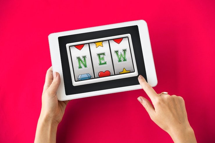 Seorang pengguna menikmati browsing mobile untuk hiburan digital di lingkungan urban